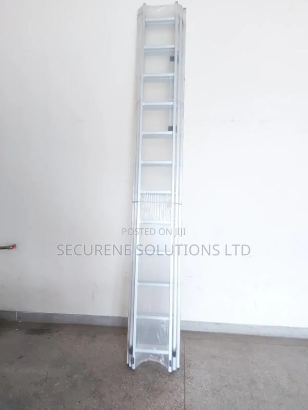 Operational Aluminium Pipe Portable Tripple Extension Ladder - main view