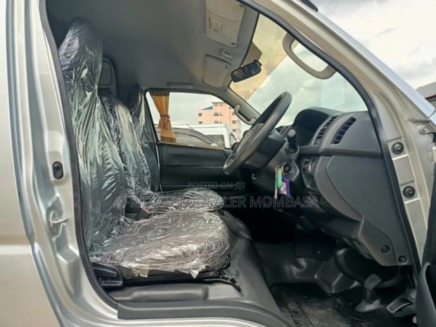 Toyota Grand HiAce 2018 Silver - thumbnail 7