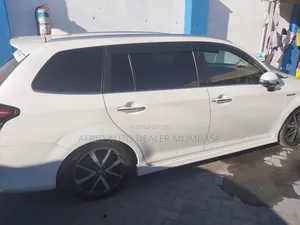 Toyota Corolla Fielder 1.5 Hybrid FWD 2017 White