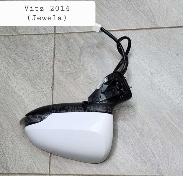 Toyota Vitz Jewela 2014 Automatic Side Mirror - main view