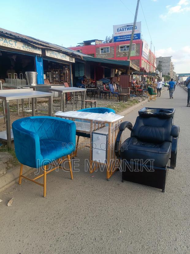 Manicure Set and Sink Seat. - main view