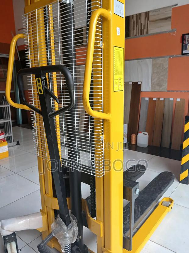 2T Hydraulic Manual Stacker - thumbnail 3