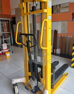 2T Hydraulic Manual Stacker - thumbnail 2