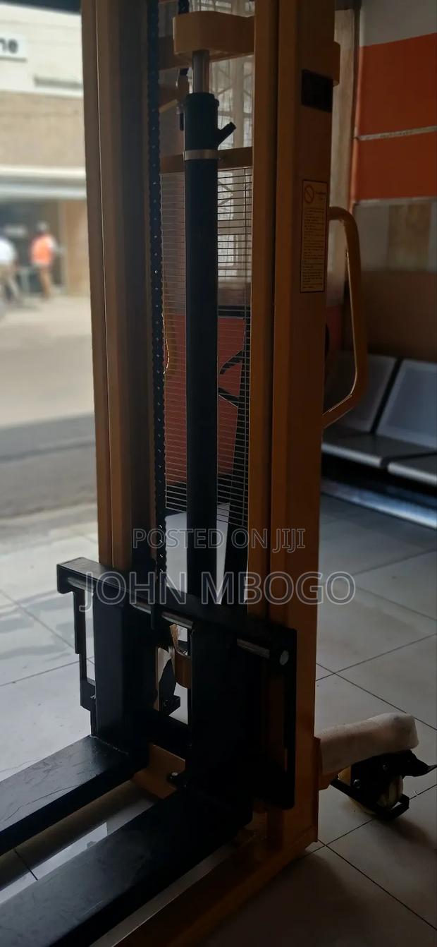 Hydraulic Manual Stacker 1.6m, 2000kg - thumbnail 2