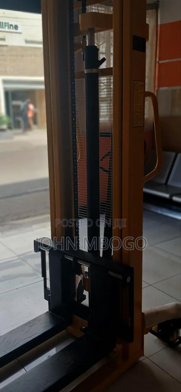Manual Stacker Machine 2000kg , 1.6m - thumbnail 2