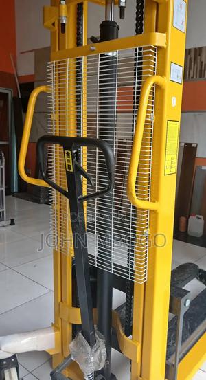 Hydraulic Manual Stacker / 2000kg . - thumbnail 2
