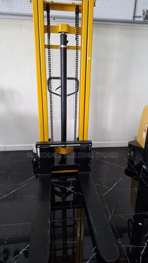 2-Ton Stacker With 1600mm Lift Height - thumbnail 2