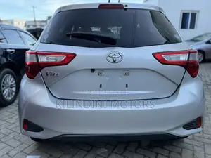 Toyota Vitz 2018 Silver