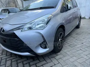 Toyota Vitz 2018 Silver
