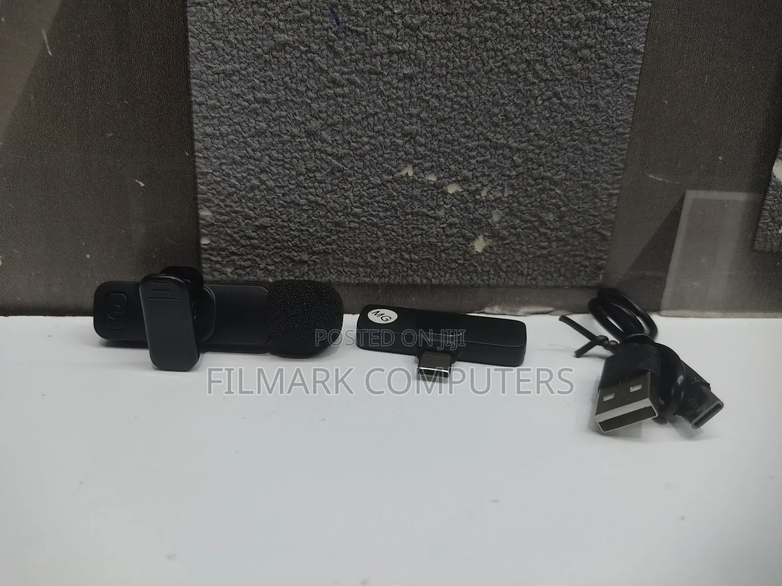 Universal Wireless Microphone for Interviews and Shows