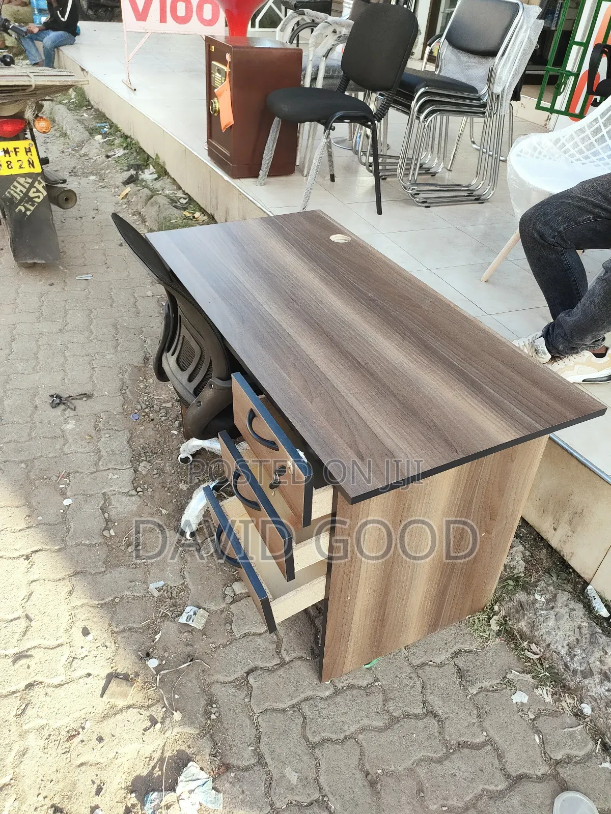 Office Chair and Table 1.2m