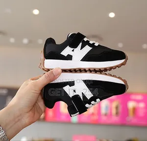 *Kids New Balance Sneaker*
*Sizes :21,22,23,24,25,26,2