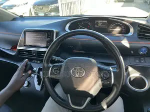 Toyota Sienta 2018 Silver