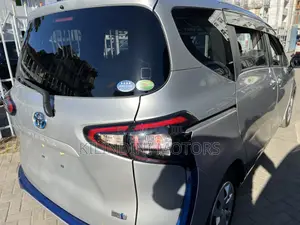 Toyota Sienta 2018 Silver