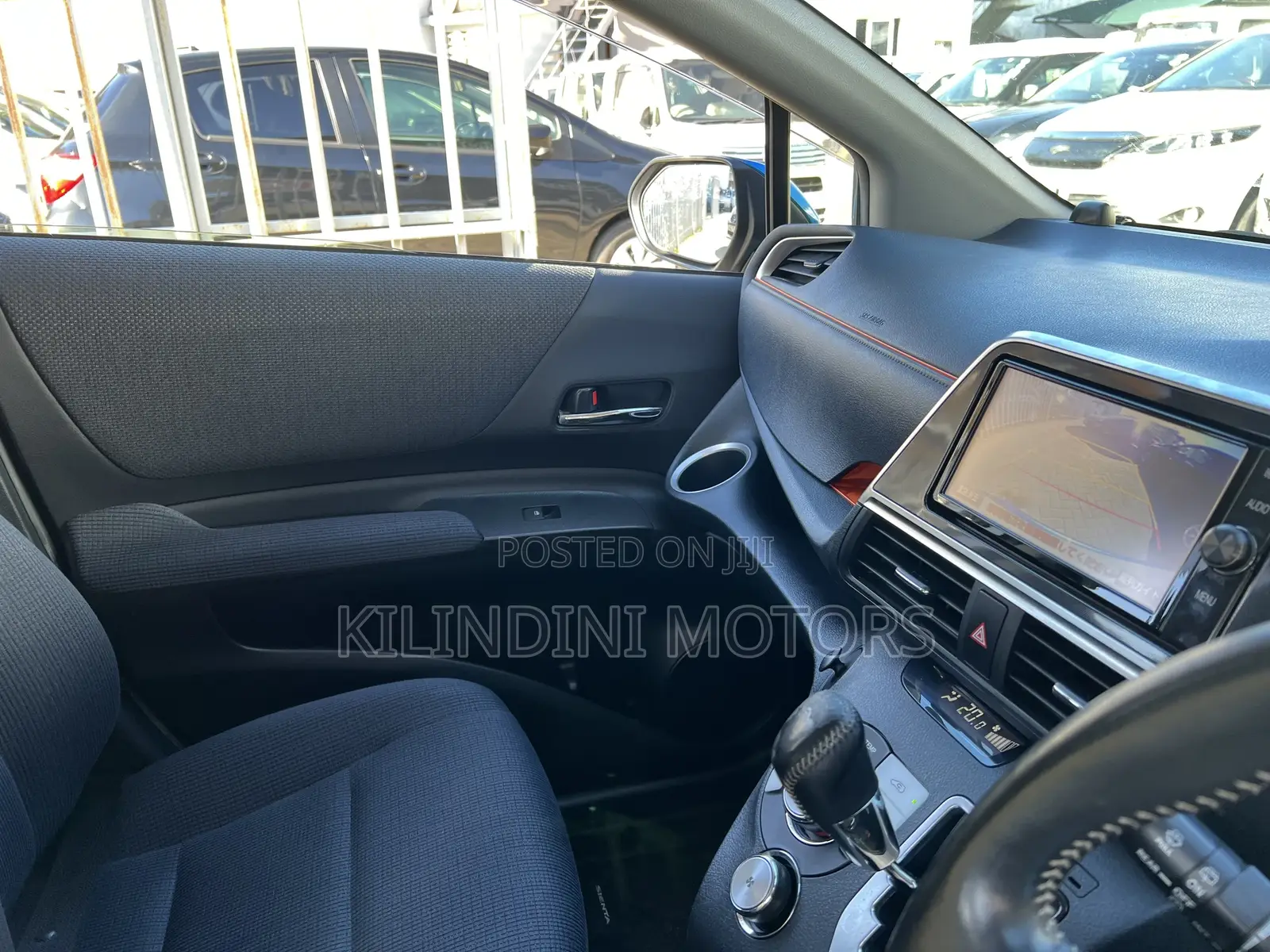 Toyota Sienta 2018 Silver
