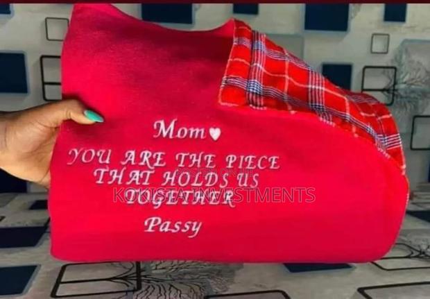 Red Themed Maasai Fleece Blanket - thumbnail 3