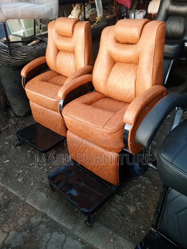 Kinyozi Chair