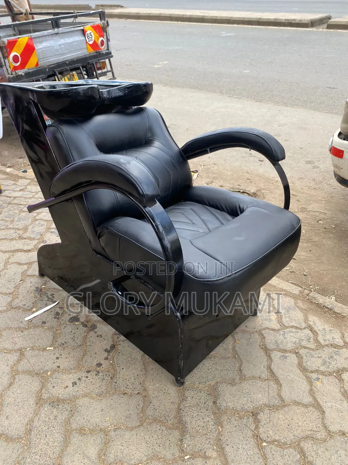 Black Leather Salon Sink Seat