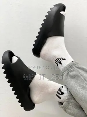 Original Yeezy Slides Restocked. Sizes:40- 45