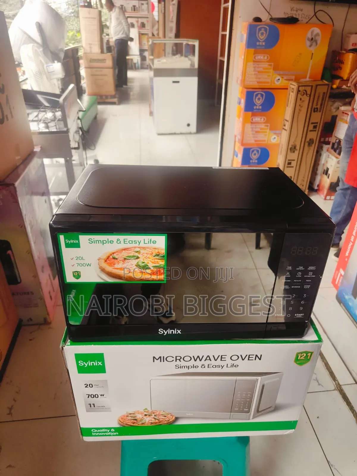Black and Silver Digital Syinix 20l Microwave