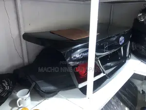 Toyota Crown Athlete 2015 Boot/Tailgate