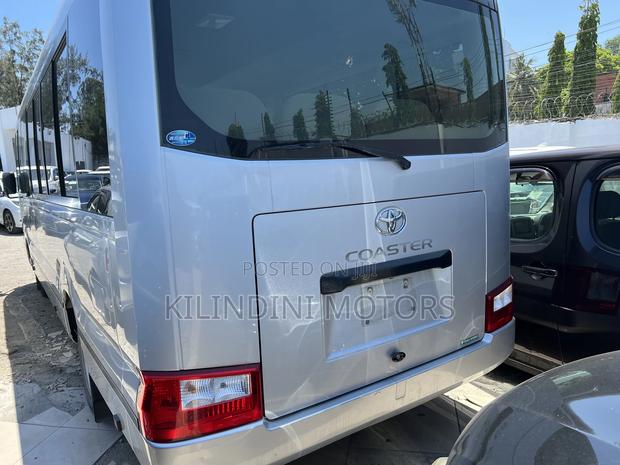 Toyota Coaster 2018 Silver - thumbnail 5