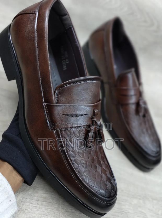 Officials Remaining
Size 40'41'42'43'44'45.
Price *Ksh2500* - main view