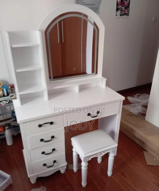 Modern Dressing Table - main view