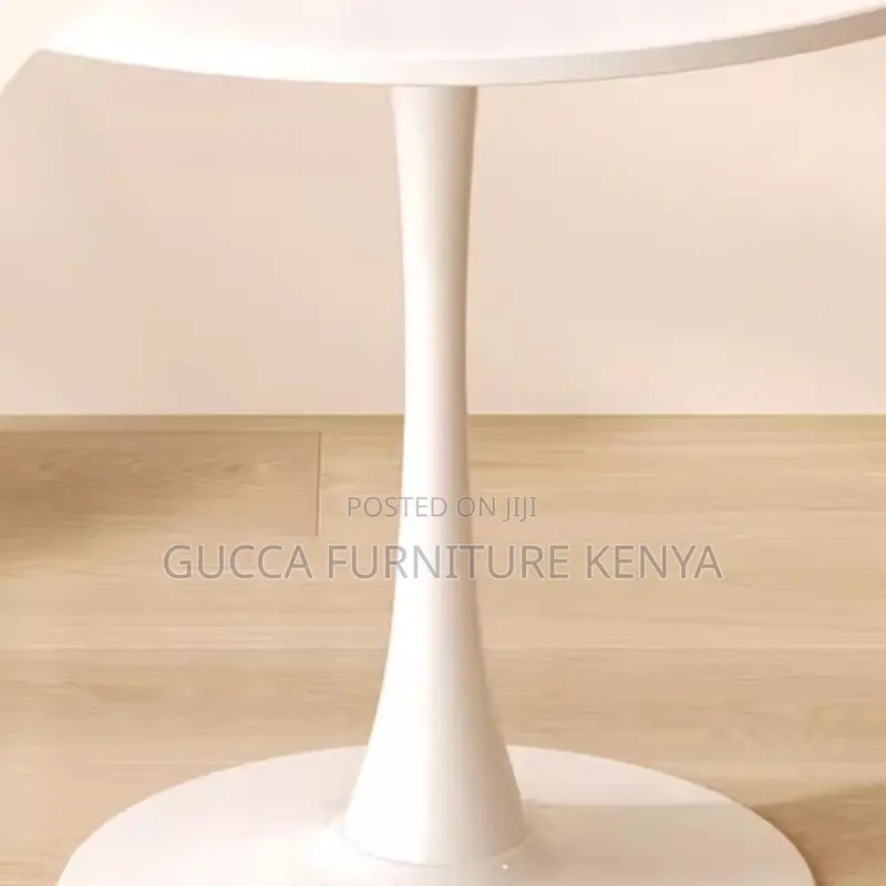Dinning Tables:Simplistic Circular-Shaped Dining Table