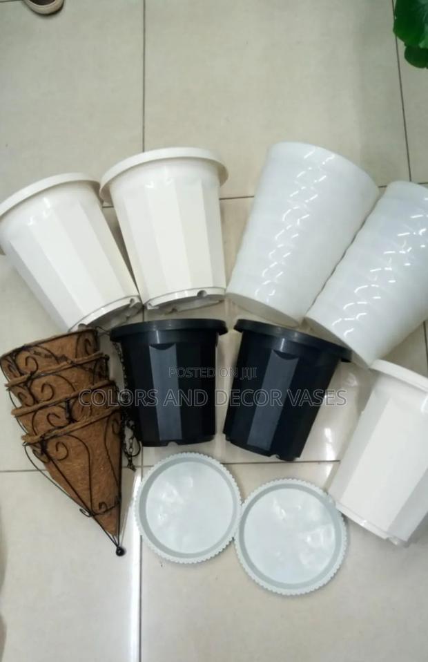 Vases Plastic in Stock Black and White