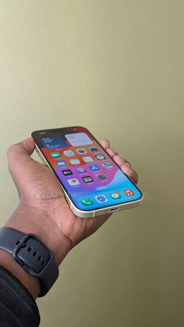 Apple iPhone 15 128 GB Yellow - thumbnail 4