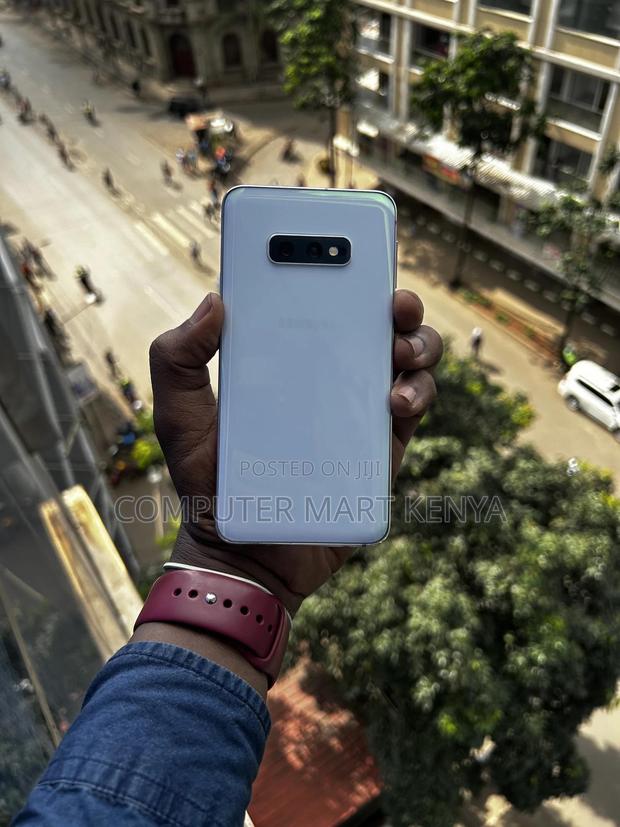 Samsung Galaxy S10e 128 GB Blue - thumbnail 2