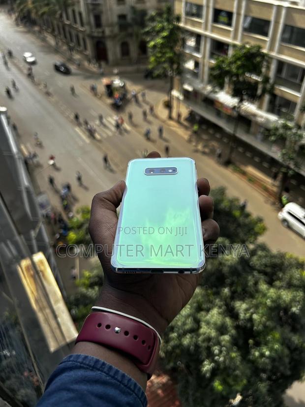 Samsung Galaxy S10e 128 GB Blue - thumbnail 3