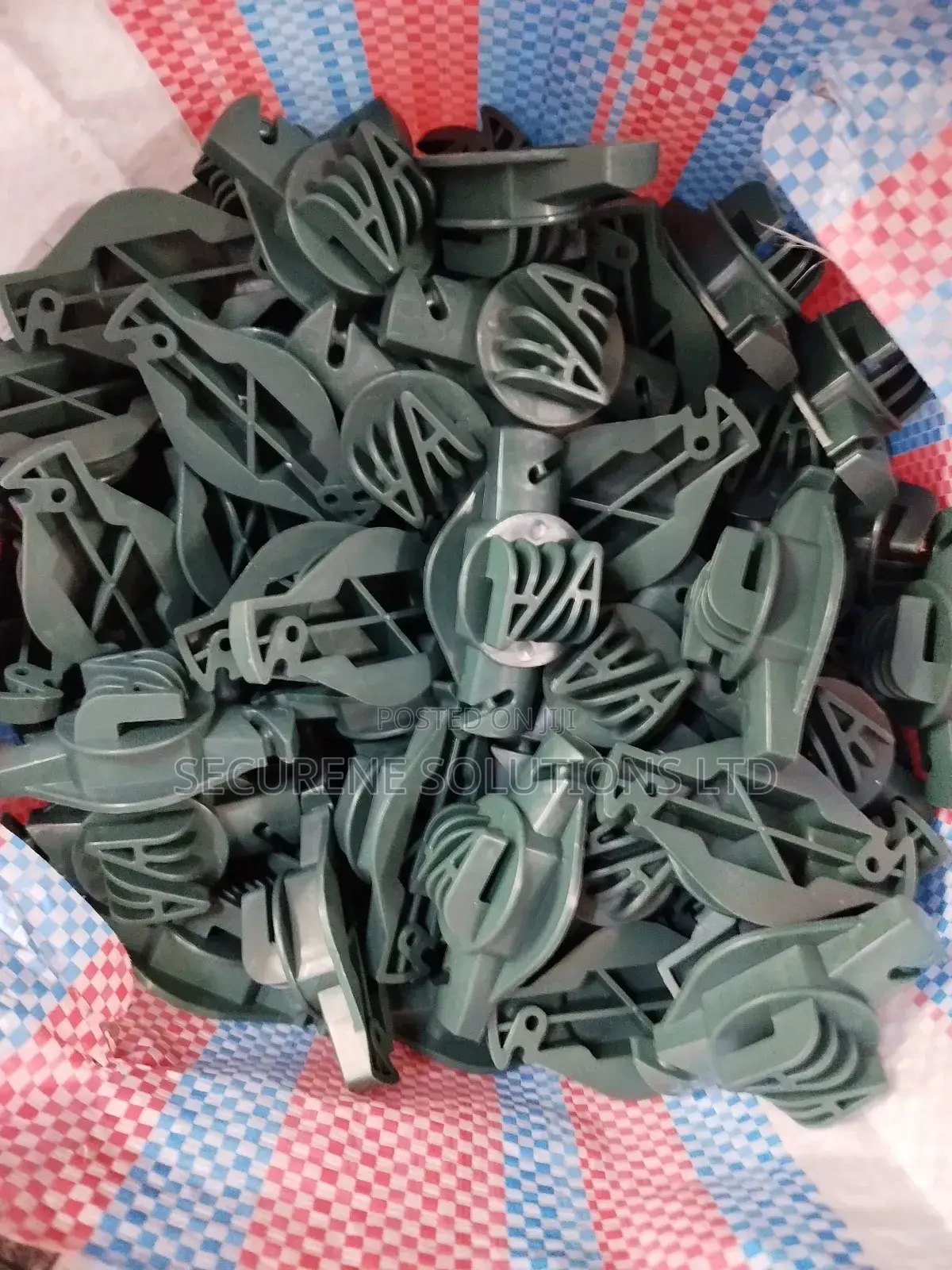 W Insulators for Electric Fence