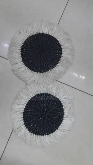 Black and White Table Mats in Size 8