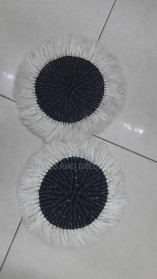 Black and White Table Mats in Size 8 - main view