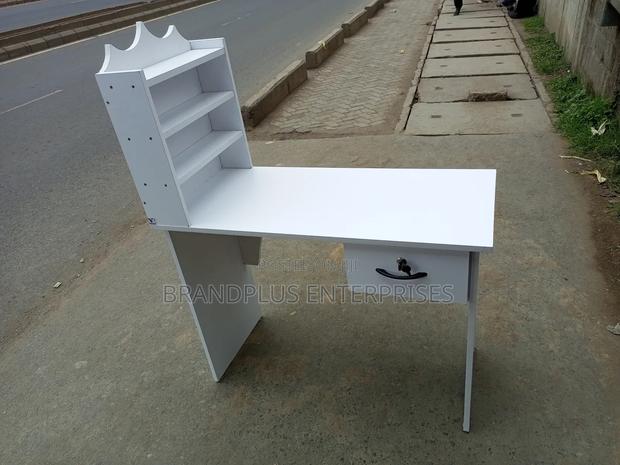 Manicure Table - main view