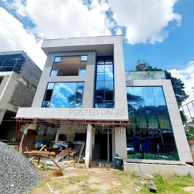 5bdrm Villa in Lavington for sale - main view