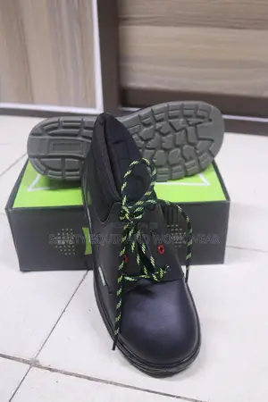 Hummock Safety Boots Black in Color