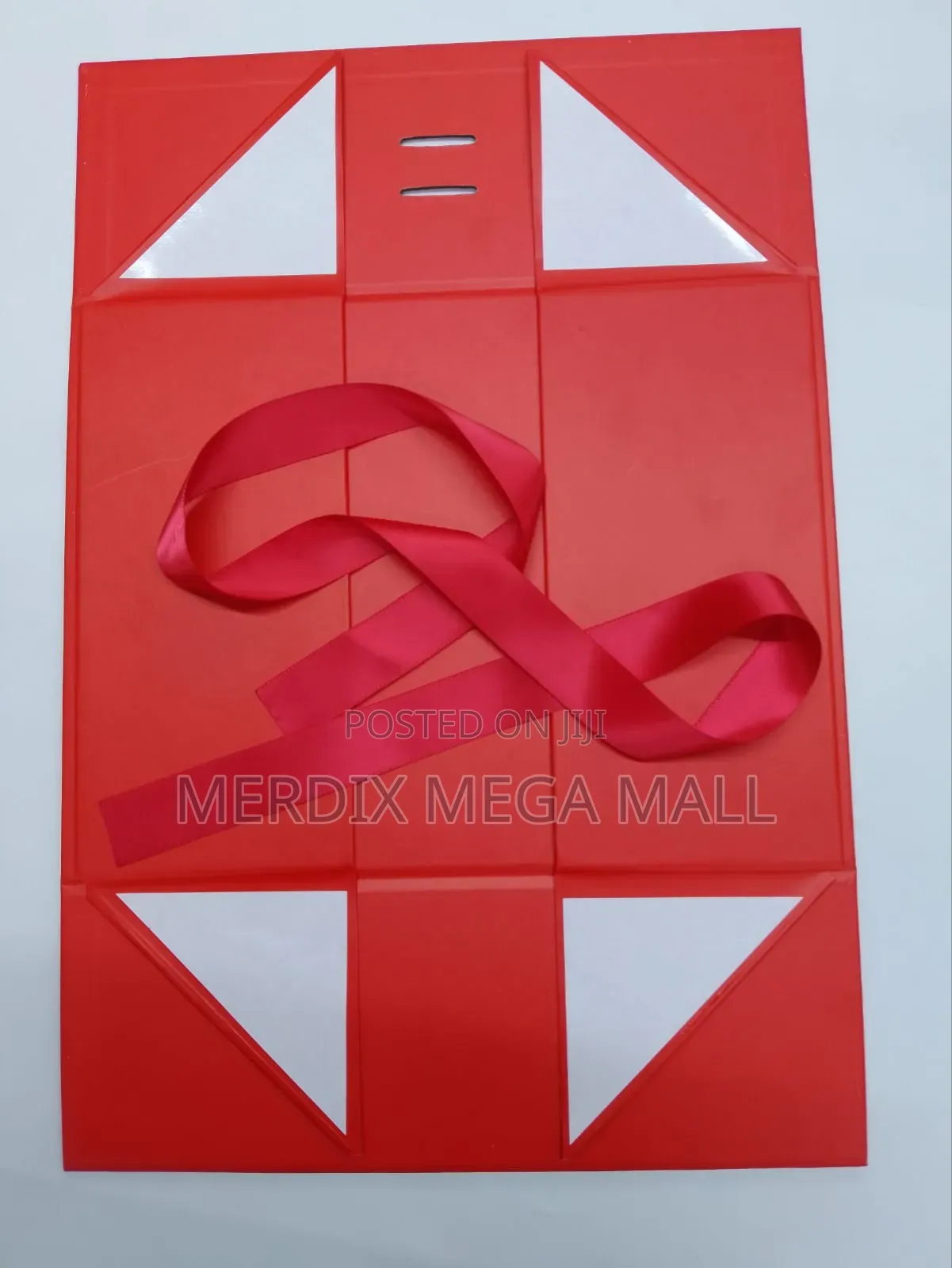 VIC24MS035,Red Giftbox,Gift Box,Black