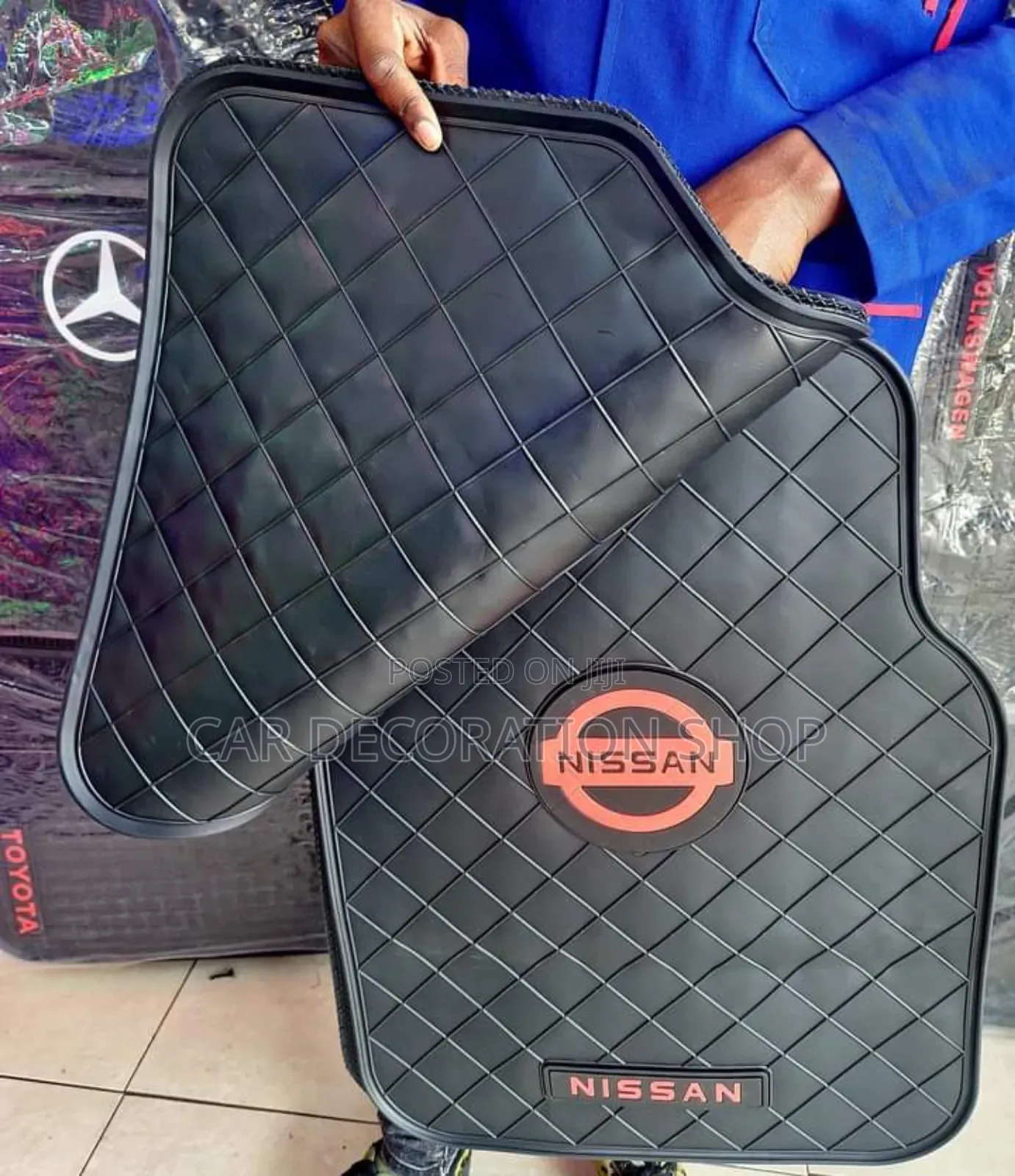 Nissan Dust Black Carpet Mats