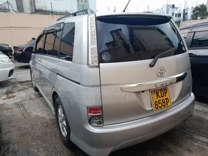 Toyota ISIS 2016 Silver