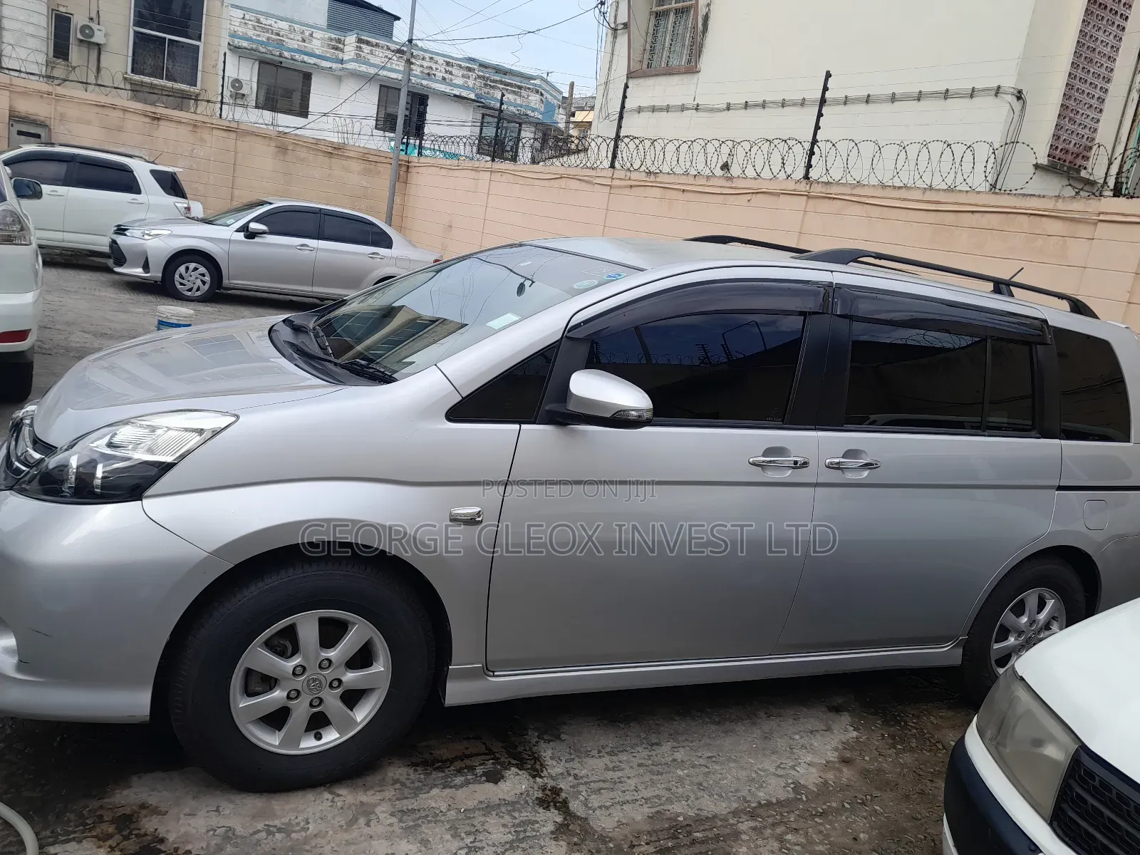 Toyota ISIS 2016 Silver