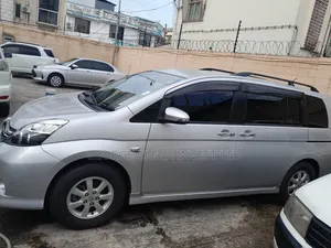 Toyota ISIS 2016 Silver
