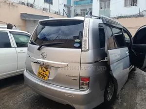 Toyota ISIS 2016 Silver