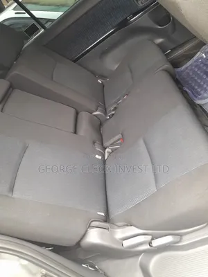 Toyota ISIS 2016 Silver