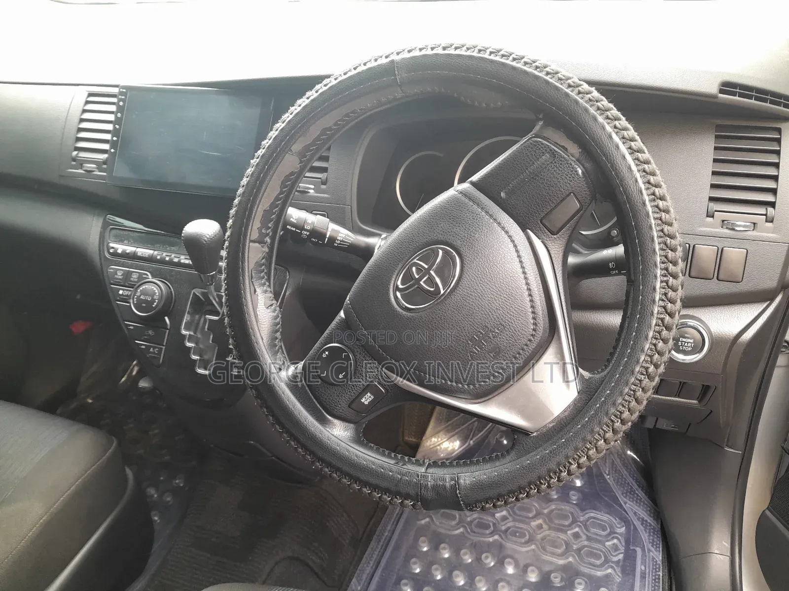 Toyota ISIS 2016 Silver