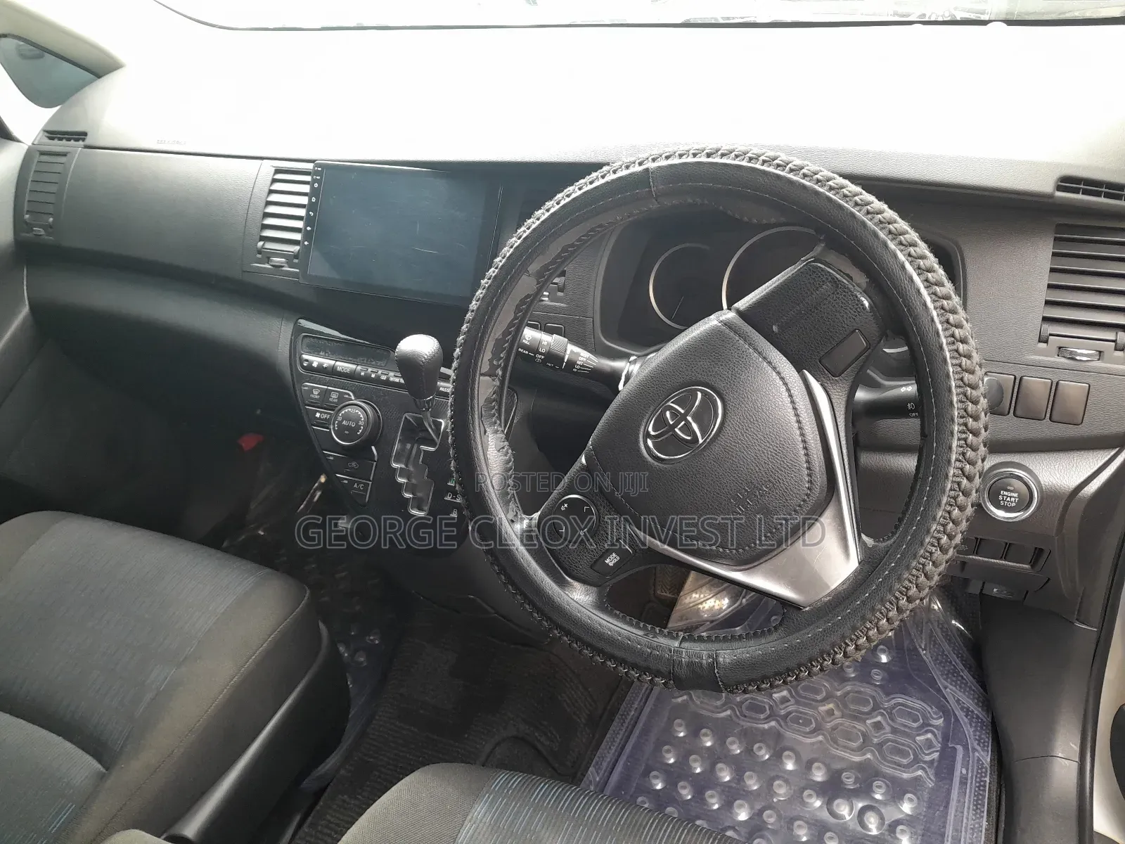 Toyota ISIS 2016 Silver