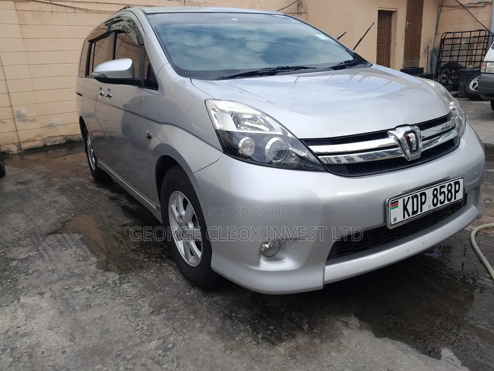 Toyota ISIS 2016 Silver