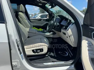 BMW X7 xDrive50i 2019 Off white